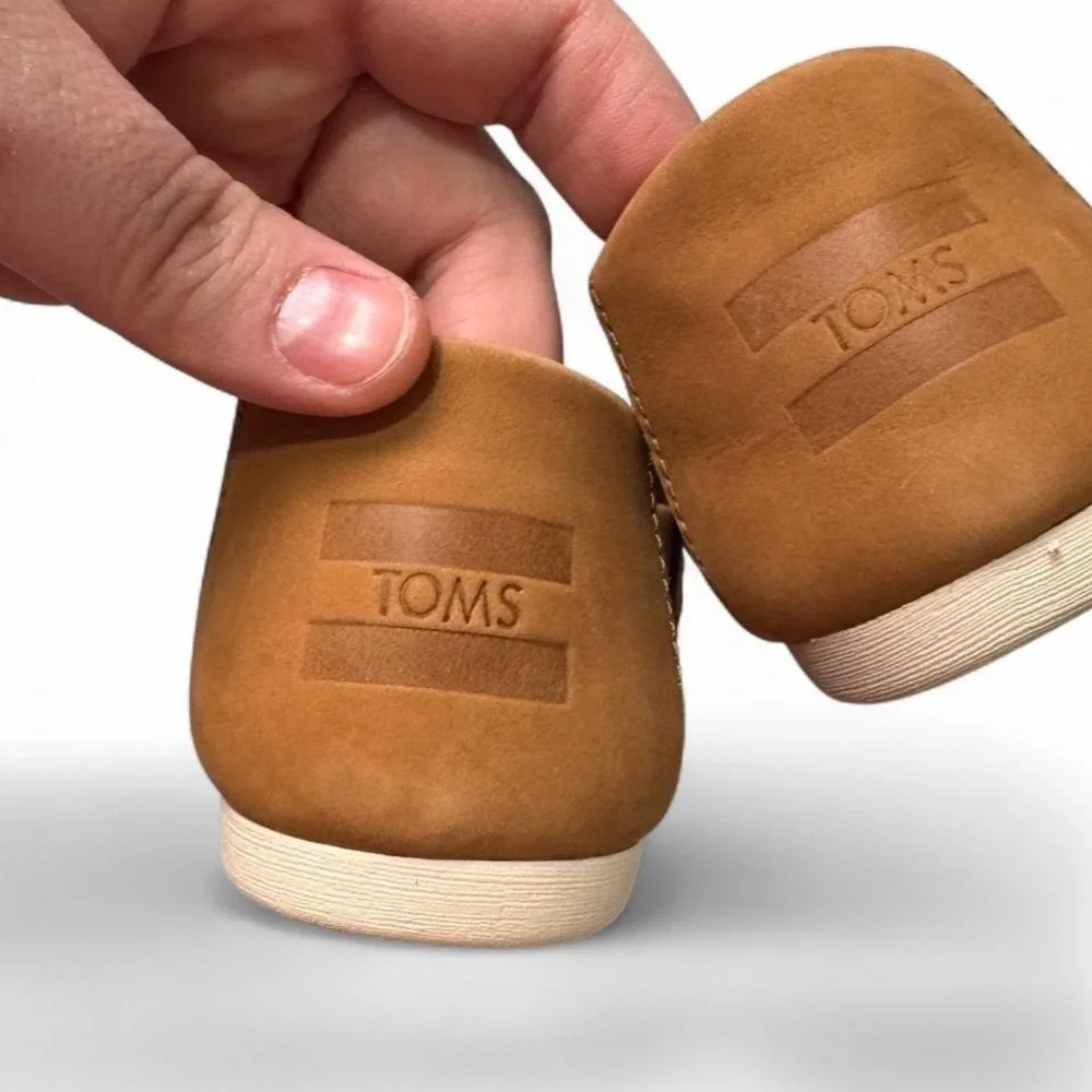 TOMS Tan Leather Slip On Flats Kids Sz 5 Comfort Shoes Capsule‎ Boho Minimalist